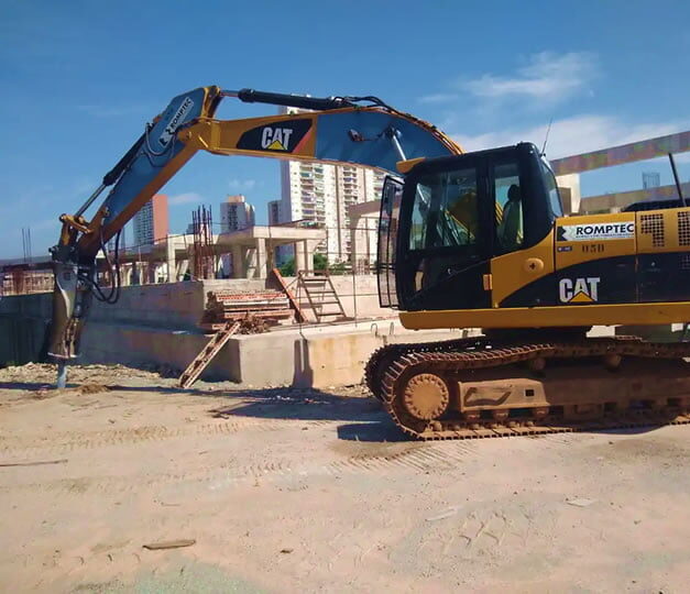 Maquina com Rompedor para Demolição Mecanizada {{brizy_dc_image_alt imageSrc=